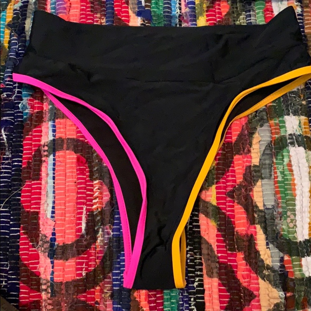 Bikini - Picture 2 of 4